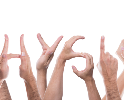Viele Hände formen das Wort Physio